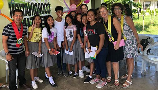 在菲律宾，大学官员与学生和老师合影