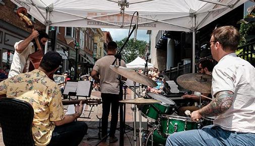 迪伦·佩里罗五重奏在萨拉托加斯普林斯卡罗琳街的夏季演出中